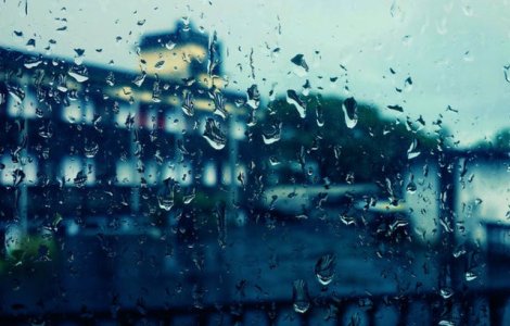 Descarcari electrice, averse torentiale, pe arii restranse grindina si intensificari ale vantului, de sambata dupa-amiaza