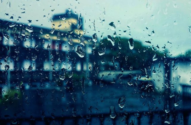 Descarcari electrice, averse torentiale, pe arii restranse grindina si intensificari ale vantului, de sambata dupa-amiaza