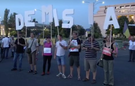 Peste 100 de persoane protesteaza in Piata Victoriei pentru fata de intentia Guvernului de a retrage Rosia Montane din lista UNESCO