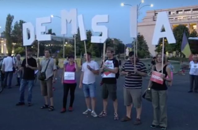 Peste 100 de persoane protesteaza in Piata Victoriei pentru fata de intentia Guvernului de a retrage Rosia Montane din lista UNESCO