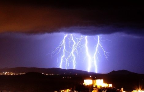 Cel putin 15 persoane au fost ranite de fulgere la un festival de muzica din Franta