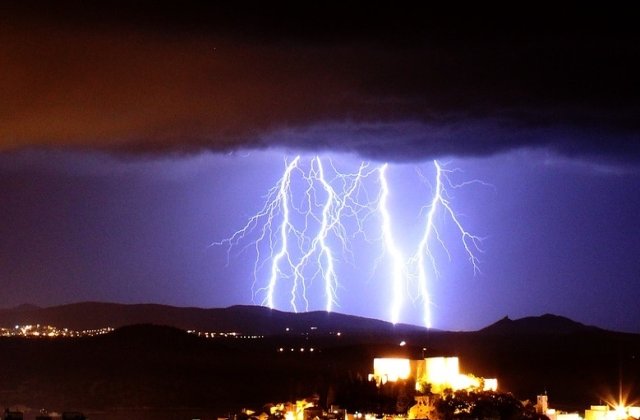 Cel putin 15 persoane au fost ranite de fulgere la un festival de muzica din Franta