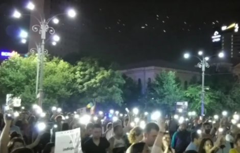 Sute de protestatari s-au adunat duminica seara in Piata Victoriei