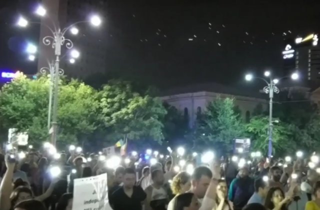 Sute de protestatari s-au adunat duminica seara in Piata Victoriei
