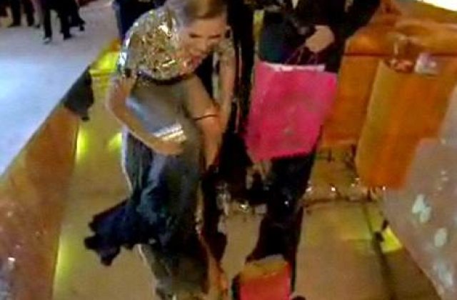 [VIDEO]  Heidi Klum si-a dat jos chilotii la petrecerea lui Jay Leno