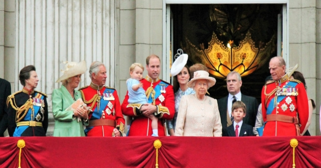  Top  7 reguli bizare pe care Familia Regala britanica trebuie sa le respecte