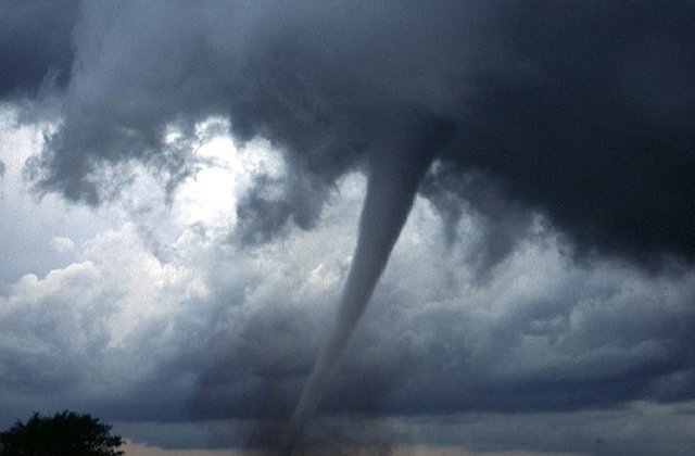 Fenomene meteo extreme, surprinse in 10+ fotografii fabuloase