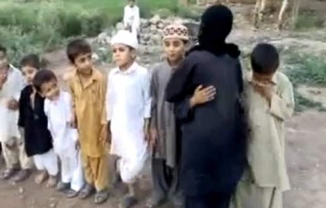  Video  Copiii afgani se joaca de-a teroristii sinucigasi