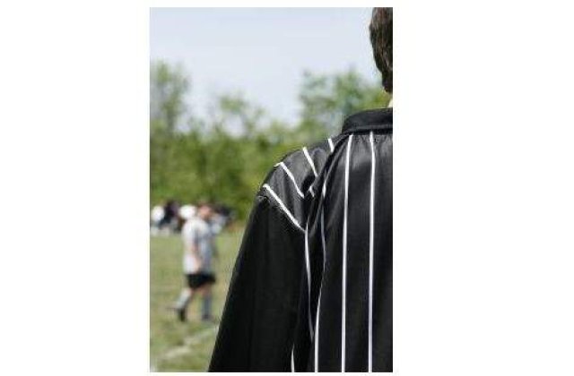 Meciurile de la Euro-2012 vor avea cinci arbitri