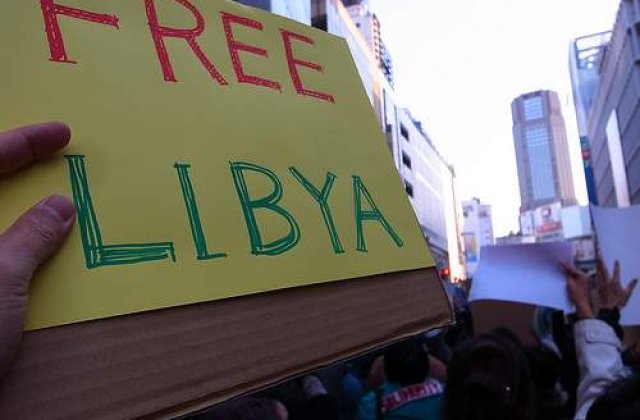 Rebelii libieni afirma ca au doborat un avion al fortelor lui Gaddafi