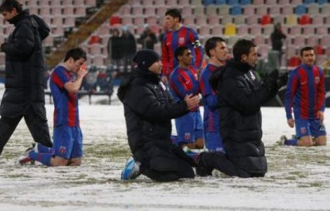Stelistii, in genunchi in fata galeriei