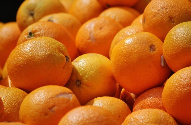 Cum sunt transformate cojile de portocale in articole vestimentare