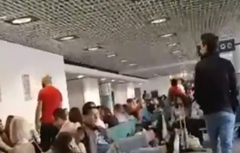 Aproximativ 130 de romani au fost blocati pe aeroportul din Birmingham, timp de 12 ore