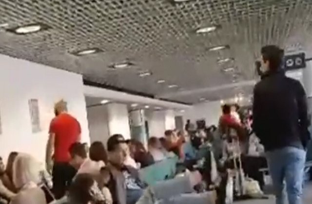 Aproximativ 130 de romani au fost blocati pe aeroportul din Birmingham, timp de 12 ore