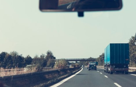 Un politist din judetul Sibiu, in stare grava dupa ce a fost lovit de un TIR