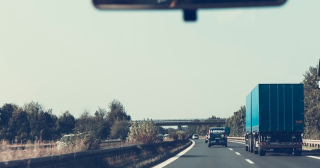 Un politist din judetul Sibiu, in stare grava dupa ce a fost lovit de un TIR