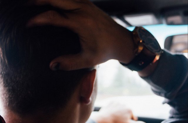 Un tanar baut si fara permis de conducere a fost oprit in trafic cu focuri de arma