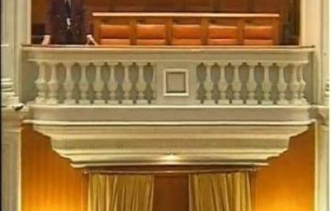 Camera interzice accesul in sala de plen