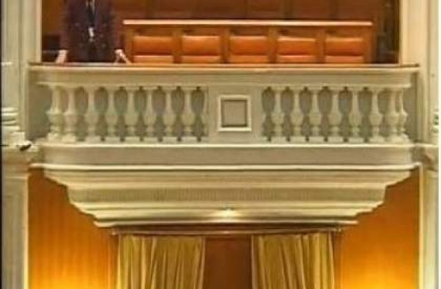 Camera interzice accesul in sala de plen