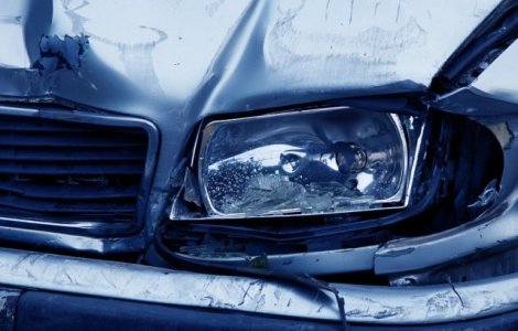 Un barbat a murit carbonizat dupa ce trei autovehicule s-au ciocnit