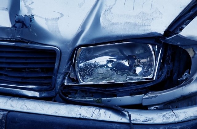 Un barbat a murit carbonizat si doua persoane au fost ranite, dupa ce trei autovehicule s-au ciocnit in Buzau