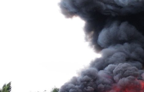 Incendiu puternic la o fabrica de vopseluri din Orastie. A fost activat sistemul de alarmare a populatiei din zona