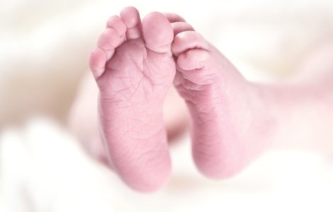 O mama, arestata dupa ce si-a lovit copilul de 2 luni pentru ca plange