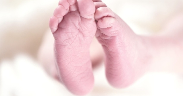 O mama, arestata dupa ce si-a lovit copilul de 2 luni pentru ca plange