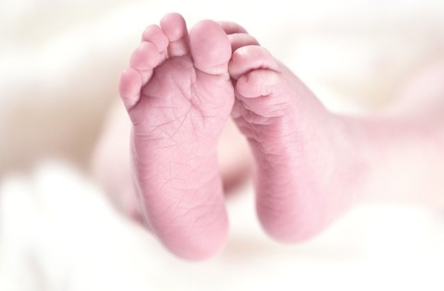 O femeie a fost arestata dupa ce si-a lovit copilul de doua luni, enervata ca plangea