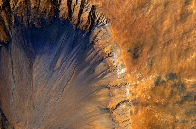 Italia: Un copil de 11 ani si parintii sai au murit dupa ce au cazut in craterul unui vulcan