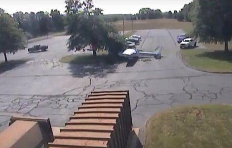  Video  Un avion s-a prabusit intr-o parcare din Connecticut