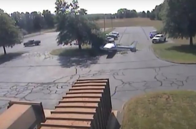 [Video] Un avion s-a prabusit intr-o parcare din Connecticut