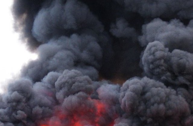 Incendiul de la fabrica de vopseluri din Orastie, nestins inca dupa 12 ore