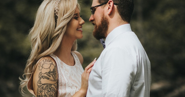  Top  10 semne subtile prin care iti arata ca este atrasa de tine