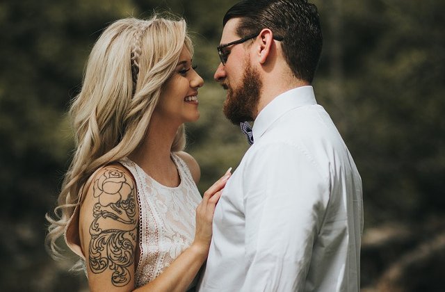 10 semne subtile prin care iti arata ca este atrasa de tine. Cum isi comunica o femeie intentiile