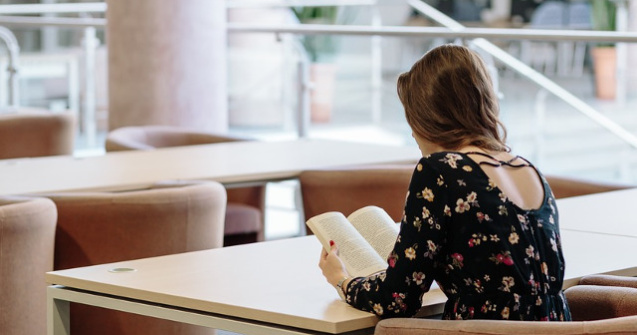 Guvern: Tinerii in varsta de cel putin 16 ani vor putea participa la programe de internship platite la firme private sau institutii publice