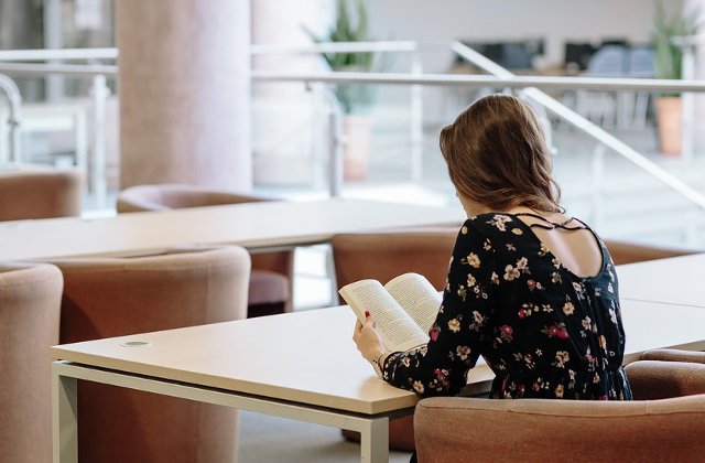 Guvern: Tinerii in varsta de cel putin 16 ani vor putea participa la programe de internship platite la firme private sau institutii publice