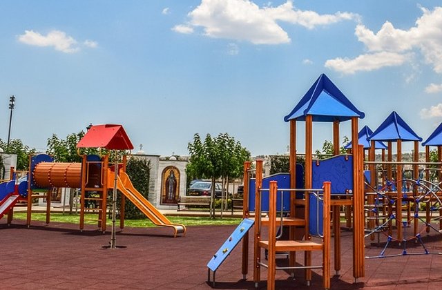 Fetita ranita la un loc de joaca dintr-un parc din Capitala, dupa ce franghia pe care se catara s-a rupt