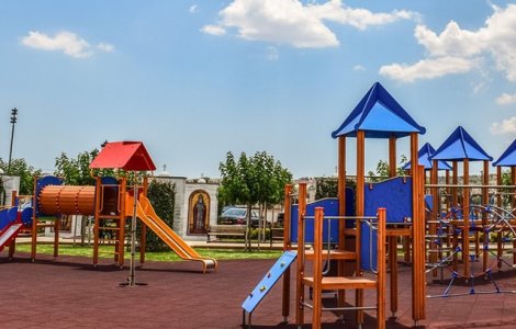 Fetita ranita la un loc de joaca dintr-un parc din Capitala, dupa ce franghia pe care se catara s-a rupt