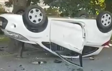 O masina s-a rasturnat pe Bulevardul Kiseleff din Bucuresti