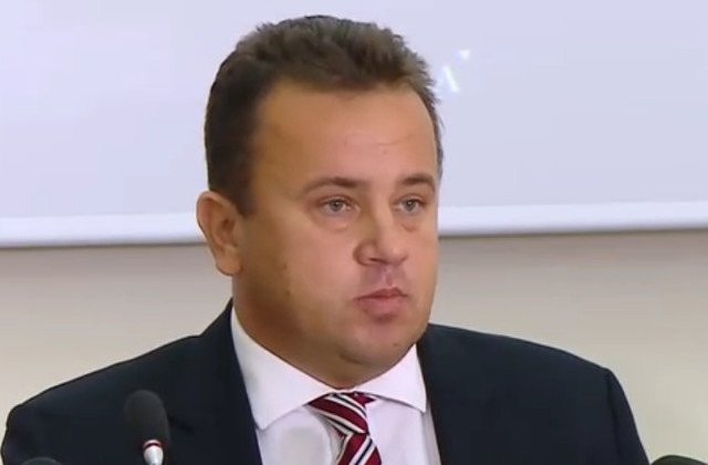 Profesorii nu au voie sa foloseasca auxiliare. Ministerul ameninta cu politia