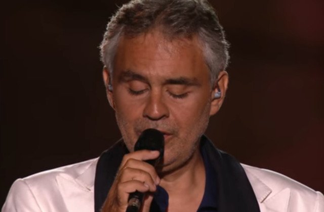 Tenorul Andrea Bocelli, spitalizat dupa ce a cazut de pe cal si a suferit o lovitura la cap