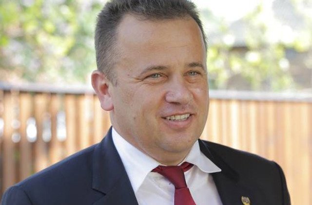 Evenimentul "Biblioteca pentru Pop", anuntat pentru marti in Piata Victoriei. Participantii solicita demisia ministrului Educatiei