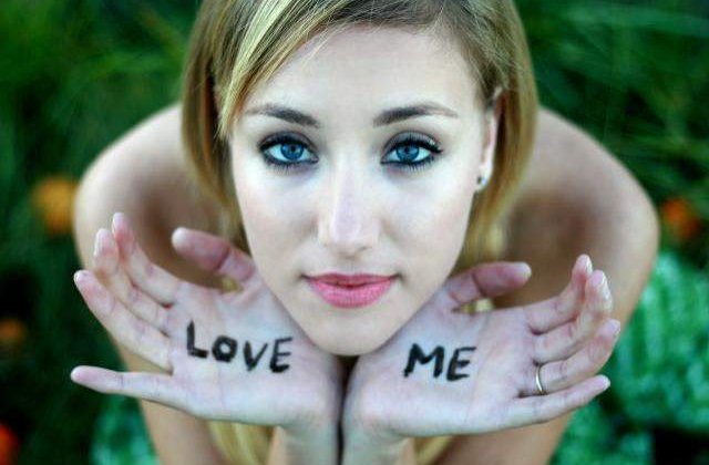 [VIDEO] De ce isi pun femeile prea multe poze pe Facebook?