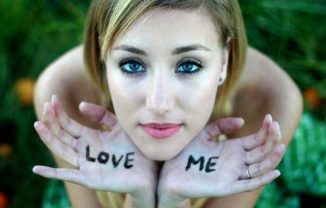  Video  De ce isi pun femeile prea multe poze pe Facebook?