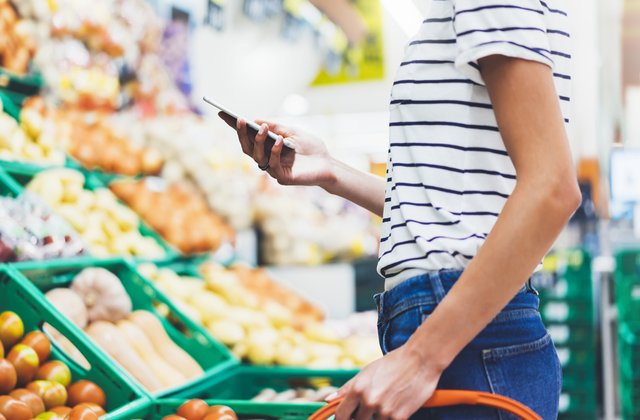 6 greseli care ne fac sa cheltuim mai mult decat am vrea pe mancare