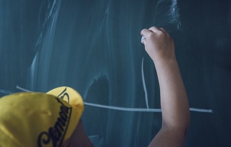 Cursurile, suspendate in 42 de unitati din patru judete din cauza furtunilor