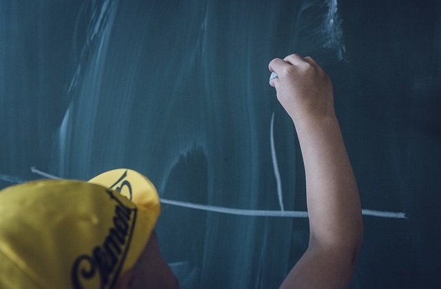 Cursurile, suspendate in 42 de unitati din patru judete din cauza furtunilor