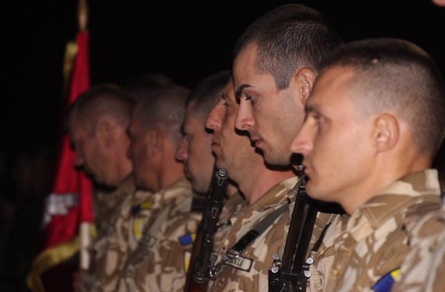 Trupul militarului mort in Afganistan va fi adus luni in tara