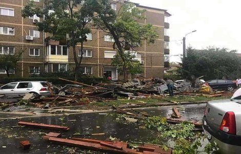 Imagini apocaliptice din Timisoara, dupa furtuna de duminica